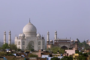 <b class=qtipBold><figcaption>the Taj Mahal and Agra skyline</figcaption></b><br>the Taj Mahal dominates the town of Agra<br><em>© Martin Child</em> the Taj Mahal and Agra skyline