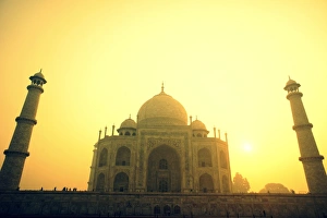 <b class=qtipBold><figcaption>Taj Mahal at dawn</figcaption></b> Taj Mahal at dawn