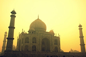 <b class=qtipBold><figcaption>The Taj Mahal at dawn</figcaption></b> The Taj Mahal at dawn