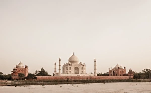 <b class=qtipBold><figcaption>Taj Mahal, India</figcaption></b><br>Taj Mahal from the Yamuna River, Agra, Uttar Pradesh, India.<br><em>© © Q</em> Taj Mahal, India