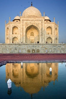 <b class=qtipBold><figcaption>Taj Mahal, reflected</figcaption></b> Taj Mahal, reflected