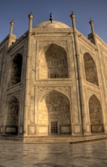 <b class=qtipBold><figcaption>Empty Taj Mahal at sunrise close up</figcaption></b> Empty Taj Mahal at sunrise close up