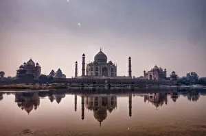 <b class=qtipBold><figcaption>Taj Mahal from Yamuna riverside</figcaption></b> Taj Mahal from Yamuna riverside