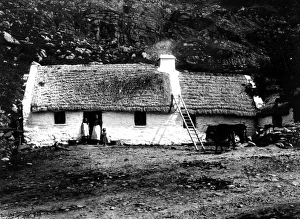 <b class=qtipBold><figcaption>Thatched Cottage</figcaption></b><br>1st September 1913: An Irish homestead in the Gap of Dunloe, Killarney, County Kerry. (Photo by Hulton Archive/Getty Images) Thatched Cottage