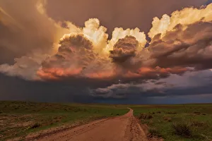 <b class=qtipBold><figcaption>Thunderstorm towers, Nebraska. USA</figcaption></b><br>Extreme thunderstorm near Ogallala on the high plains of Nebraska. This extreme weather event caused damage to vehicles and property, Nebraska, USA.<br><em>© John Finney Photography</em> Thunderstorm towers, Nebraska. USA