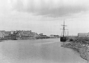 <b class=qtipBold><figcaption>Thurso Harbour</figcaption></b><br>Thurso Harbour, Caithness, Scotland, circa 1900. (Photo by Fox Photos/Hulton Archive/Getty Images)<br><em>© 2011 Getty Images</em> Thurso Harbour