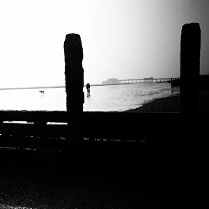 <b class=qtipBold><figcaption>Time standing still</figcaption></b><br>minimal beach landscape, Worthing, West Sussex.<br><em>© angelacollier2015</em> Time standing still