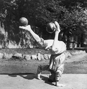 <b class=qtipBold><figcaption>Topsy Turvy</figcaption></b><br>An acrobat balances on his head and juggles two balls with his feet, circa 1930. (Photo by FPG/Hulton Archive/Getty Images)<br><em>© 2004 Getty Images</em> Topsy Turvy