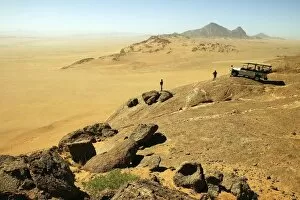 Images Dated 25th March 2003: Tourists Overlooking a Vast Desert Landscape