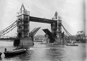<b class=qtipBold><figcaption>Tower Bridge</figcaption></b><br>circa 1900: Tower Bridge on the River Thames in London, completed in 1894 with central drawbridge raised to allow passing ships. (Photo by Hulton Archive/Getty Images) Tower Bridge