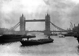<b class=qtipBold><figcaption>Tower Bridge</figcaption></b><br>24th September 1912: Tower Bridge and barges on the Thames. (Photo by Topical Press Agency/Getty Images)<br><em>© This content is subject to copyright.</em> Tower Bridge
