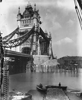 <b class=qtipBold><figcaption>Tower Bridge</figcaption></b><br>circa 1894: Tower Bridge, London, under construction. (Photo by London Stereoscopic Company/Getty Images)<br><em>© This content is subject to copyright.</em> Tower Bridge