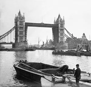 <b class=qtipBold><figcaption>Tower Bridge</figcaption></b><br>circa 1905: Boatmen on the River Thames near Tower Bridge. (Photo by London Stereoscopic Company/Getty Images)<br><em>© This content is subject to copyright.</em> Tower Bridge
