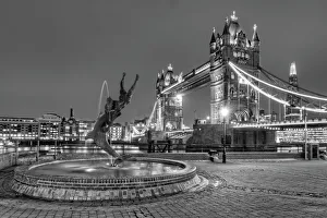 <b class=qtipBold><figcaption>Tower Bridge and Dolphin Statue</figcaption></b><br>A monochrome view of Tower Bridge, London with the dolphin statue seen to the left. Night-time shot.<br><em>© 2014 Stephen Stringer</em> Tower Bridge and Dolphin Statue