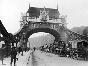<b class=qtipBold><figcaption>Tower Bridge Traffic</figcaption></b><br>Horsedrawn traffic on Tower Bridge, London, circa 1915. (Photo by Hulton Archive/Getty Images)<br><em>© 2012 Getty Images</em> Tower Bridge Traffic
