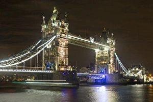 <b class=qtipBold><figcaption>Tower Of Strength</figcaption></b><br>Tower bridge lit up at night. London<br><em>© Ray Bradshaw</em> Tower Of Strength