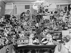 <b class=qtipBold><figcaption>Toy Donation</figcaption></b><br>A large selection of toys, donated by staff at Weldon's store in London, to be distributed among children in hospital at Christmas, December 1926. (Photo by Topical Press Agency/Hulton Archive/Getty Images)<br><em>© 2010 Getty Images</em> Toy Donation
