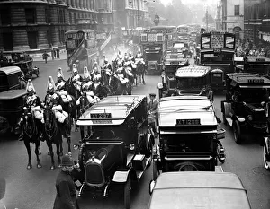 <b class=qtipBold><figcaption>Trooping Traffic Jam</figcaption></b><br>3rd June 1929: A traffic jam in Whitehall, London, during the ceremony of trooping the colour. (Photo by Fox Photos/Getty Images) Trooping Traffic Jam