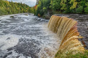 Upper Falls in Tahquamenon Falls State Park, Upper Peninsula, Michigan, USA Upper Falls in Tahquamenon Falls State Park, Upper Peninsula, Michigan, USA