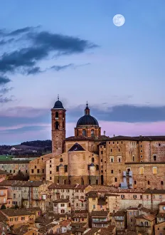<b class=qtipBold><figcaption>Urbino, Italy under a full moon</figcaption></b> Urbino, Italy under a full moon