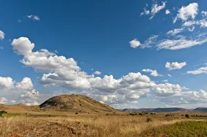 Toliara Gallery: Vast arid landscape, blue sky with clouds, Isalo National Park near Ranohira, Madagascar