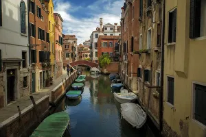 <b class=qtipBold><figcaption>Venice Canal</figcaption></b><br>People stroll through a quiet canal in the Cannaregio area of Venice, Italy.<br><em>© 2016 Chase Dekker Wild-Life Images</em> Venice Canal