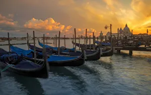 <b class=qtipBold><figcaption>Venice Sunset</figcaption></b><br>The sun sets behind the Santa Maria della Salute in Venice, Italy.<br><em>© Chase Dekker Wild-Life Images</em> Venice Sunset