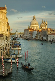 <b class=qtipBold><figcaption>Venice's Grand Canal</figcaption></b><br>Boats and gondolas make their way up and down the Grand Canal of Venice, Italy.<br><em>© 2016 Chase Dekker Wild-Life Images</em> Venice's Grand Canal