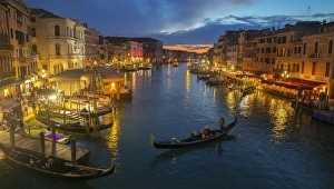 <b class=qtipBold><figcaption>Venice's Grande Canal</figcaption></b><br>A gondola rows into the middle of the Grande Canal in Venice, Italy.<br><em>© Chase Dekker Wild-Life Images</em> Venice's Grande Canal