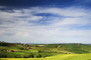 Villas in Tuscan landscape, Tuscany, Italy Villas in Tuscan landscape, Tuscany, Italy