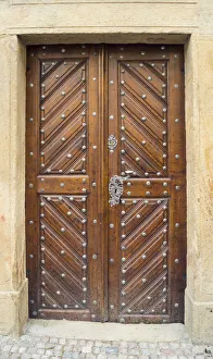 <b class=qtipBold><figcaption>Weathered wooden door to old house</figcaption></b><br>An old wooden door and weathered facade in Prague, Czech Republic<br><em>© 2018 Kryssia Campos</em> Weathered wooden door to old house