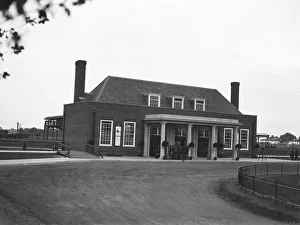 <b class=qtipBold><figcaption>Welwyn Garden City Station</figcaption></b><br>The new railway station in Welwyn Garden City, 5th October 1926. (Photo by Davis/Topical Press Agency/Hulton Archive/Getty Images)<br><em>© 2011 Getty Images</em> Welwyn Garden City Station