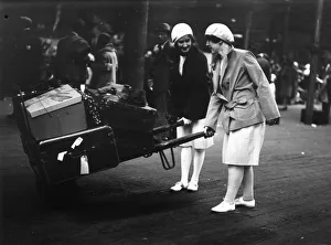 <b class=qtipBold><figcaption>Where's A Porter ?</figcaption></b><br>3rd August 1929: Two young women pushing their luggage on a trolley at Paddington station during the holiday rush out of London. (Photo by J. A. Hampton/Topical Press Agency/Getty Images) Where's A Porter ?