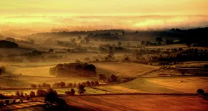 <b class=qtipBold><figcaption>Wiltshire sunrise</figcaption></b><br>The sunrise from a Pewsey Hill overlooking fields and a slight mist<br><em>© @ Gail Johnson 2012</em> Wiltshire sunrise