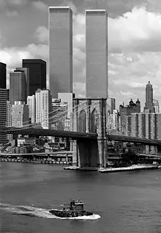 <b class=qtipBold><figcaption>World Trade Center, New York 1976</figcaption></b><br>The World Trade Center in New York City is framed by the Brooklyn Bridge, the buildings of Lower Manhattan, and the East River in a picture from 1976.<br><em>© (C) Spencer Grant</em> World Trade Center, New York 1976