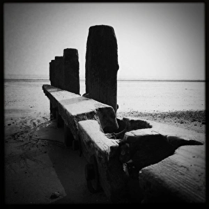 <b class=qtipBold><figcaption>Worthing beach</figcaption></b><br>Sea groynes, worthing beach, west sussex.<br><em>© angelacollier2015</em> Worthing beach