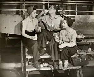 World War II (1939-1945) Gallery: WW II aircraft workers having lunch