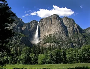 <b class=qtipBold><figcaption>Yosemite Falls</figcaption></b><br>A spring day at Yosemite National Park<br><em>© @ 2016 Michael Marfell</em> Yosemite Falls