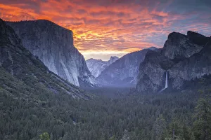 <b class=qtipBold><figcaption>Yosemite Tunnel View</figcaption></b><br>Yosemite Falls, 482436597<br><em>© Henryk Welle</em> Yosemite Tunnel View