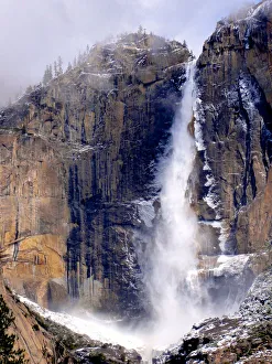 <b class=qtipBold><figcaption>Yosemite waterfall</figcaption></b><br>Yosemite National Park, CA, USA <br><em>© 2013 Motoi Matsukura</em> Yosemite waterfall