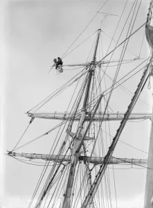 <b class=qtipBold><figcaption>Frank Hurley taking film from aloft</figcaption></b><br>Photographer:Hurley, Frank (1885-1962) Location:Scott Polar Research Institute, University of Cambridge Expedition:Imperial Trans-Antarctic Expedition, 1914-17 (Endurance). Leader: Ernest Shackleton Frank Hurley taking film from aloft<br><em>© Scott Polar Research Institute, University of Cambridge</em> Frank Hurley taking film from aloft