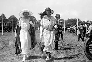 Images Dated 10th June 2010: Ascot. MMrs Harry Hall and Mrs Simon Fraser. 1922