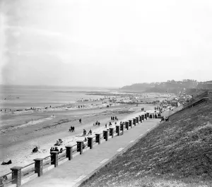 Holidaymakers Gallery: The beach and promenade at Whitley Bay, Northumberland. 1928