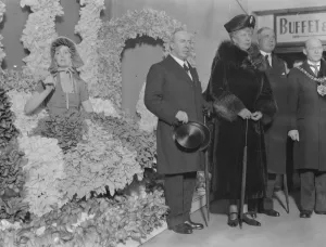 Queen Mary Of Teck Gallery: British Industrial fair 1931 The Queen visits the cotton trades section at the White