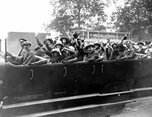 Images Dated 27th March 2000: A charabanc of holidaymakers 1921