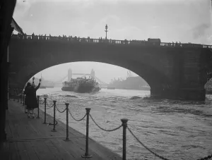 The crested eagle passing under London bridge on the way to Margate. 28 May 1927 The crested eagle passing under London bridge on the way to Margate. 28 May 1927