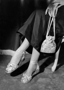 Dance sandals for Christmas parties are made in exquisite pastel brocades, and black or white Dance sandals for Christmas parties are made in exquisite pastel brocades, and black or white