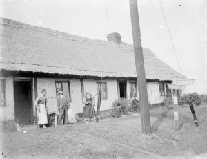 The elderly inhabitants of the thatched cottages in Bredgar, Kent. 1935 The elderly inhabitants of the thatched cottages in Bredgar, Kent. 1935