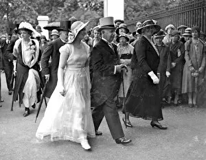 Images Dated 8th September 2004: Guests arriving for the Royal Garden Party at Buckingham Palace. 21 July 1932