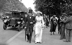 Images Dated 8th September 2004: Guests arriving for the Royal Garden Party at Buckingham Palace. 21 July 1932